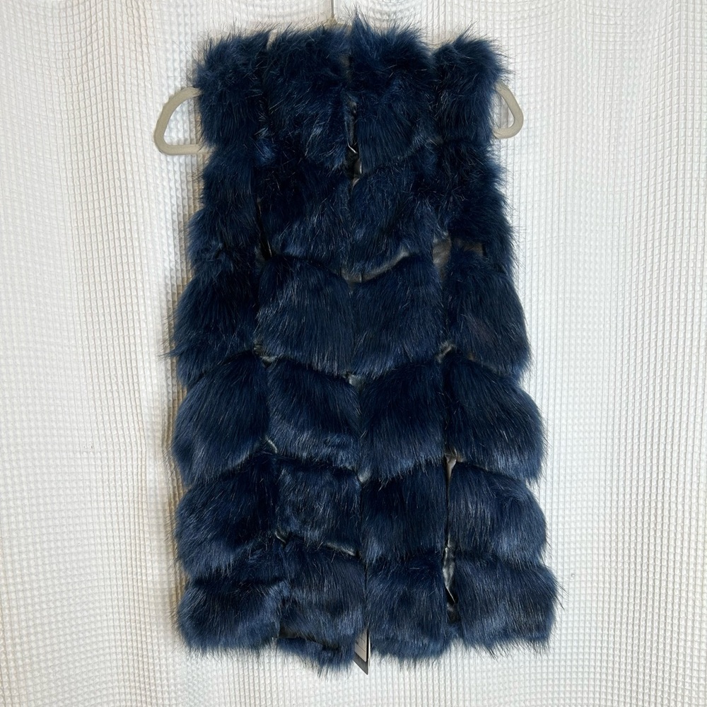 Women’s Faux Fur Vest- Stylish and Cozy - Picture 6 of 8
